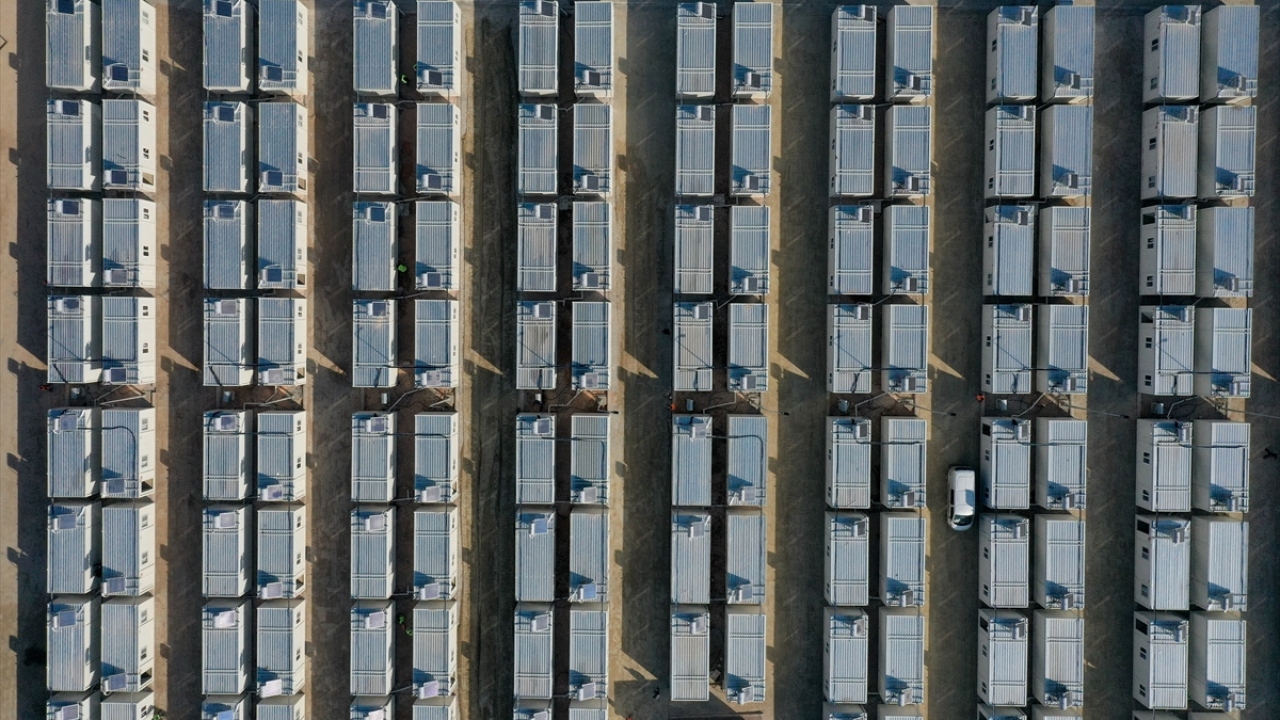 Aynur Turhan da depremi Barış Sitesi`ndeki evinde yaşadığını anlattı.