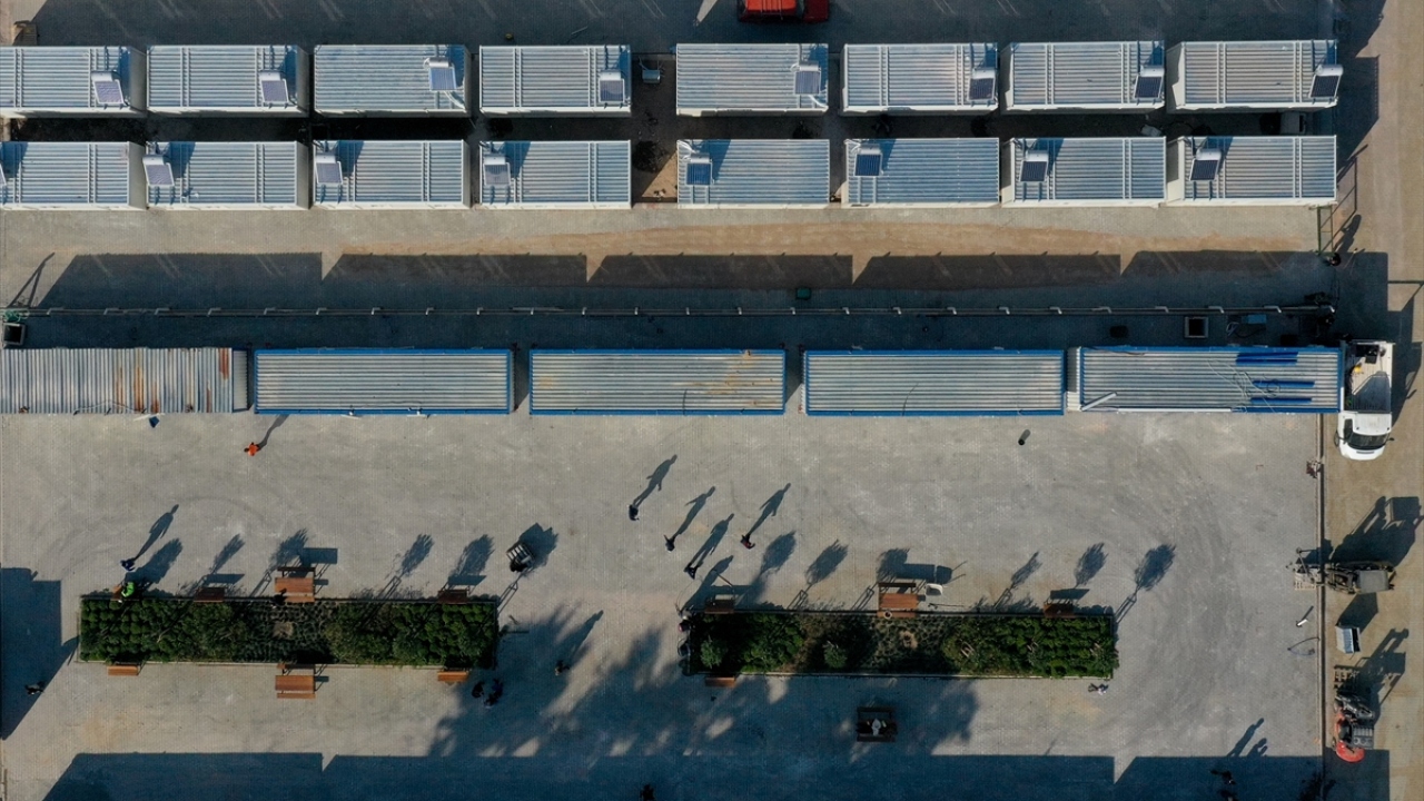 Depremde birçok komşusunu kaybettiğini anlatan Turhan, "Ailecek önce bir süre çadır kentte yaşadık. Bugün buraya taşındık ama bir tarafım hala evimin olduğu yerde." diye konuştu.