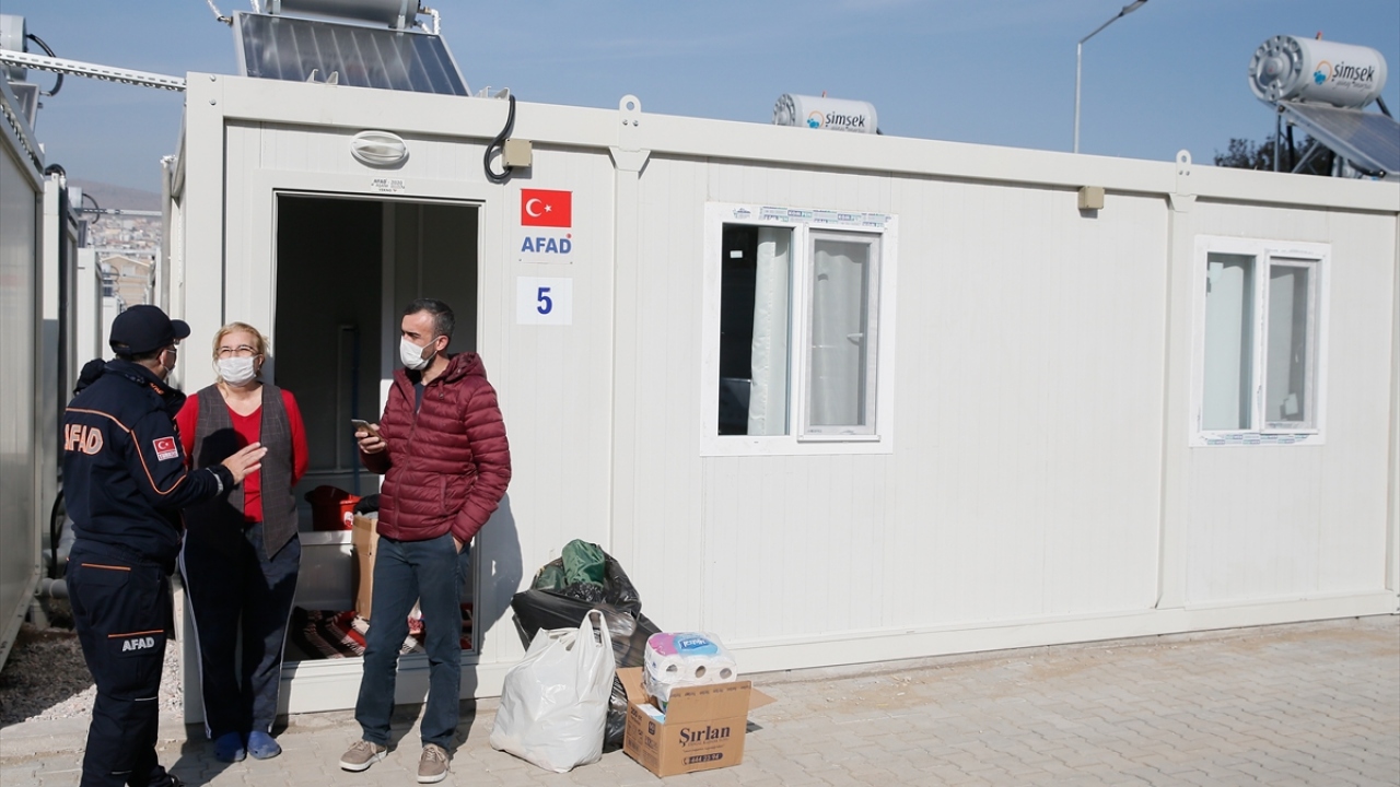 Kayıt işlemlerinin ardından depremzedeler 21 metrekare büyüklüğünde olup içinde duş, tuvalet ve sıcak su donanımının da bulunduğu, kaloriferle ısıtılan konteynerlere yerleştirilmeye başlandı.