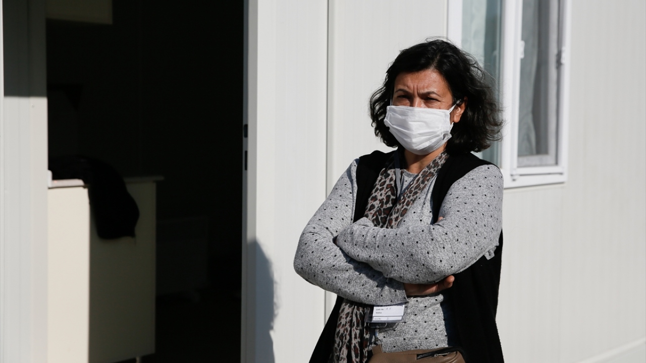 Geçici barınma merkezine yerleşen Sevgi Temel, oturduğu binanın depremde ağır hasar görmesinin ardından bir süre çadırda, daha sonra öğrenci yurdunda kaldığını söyledi.