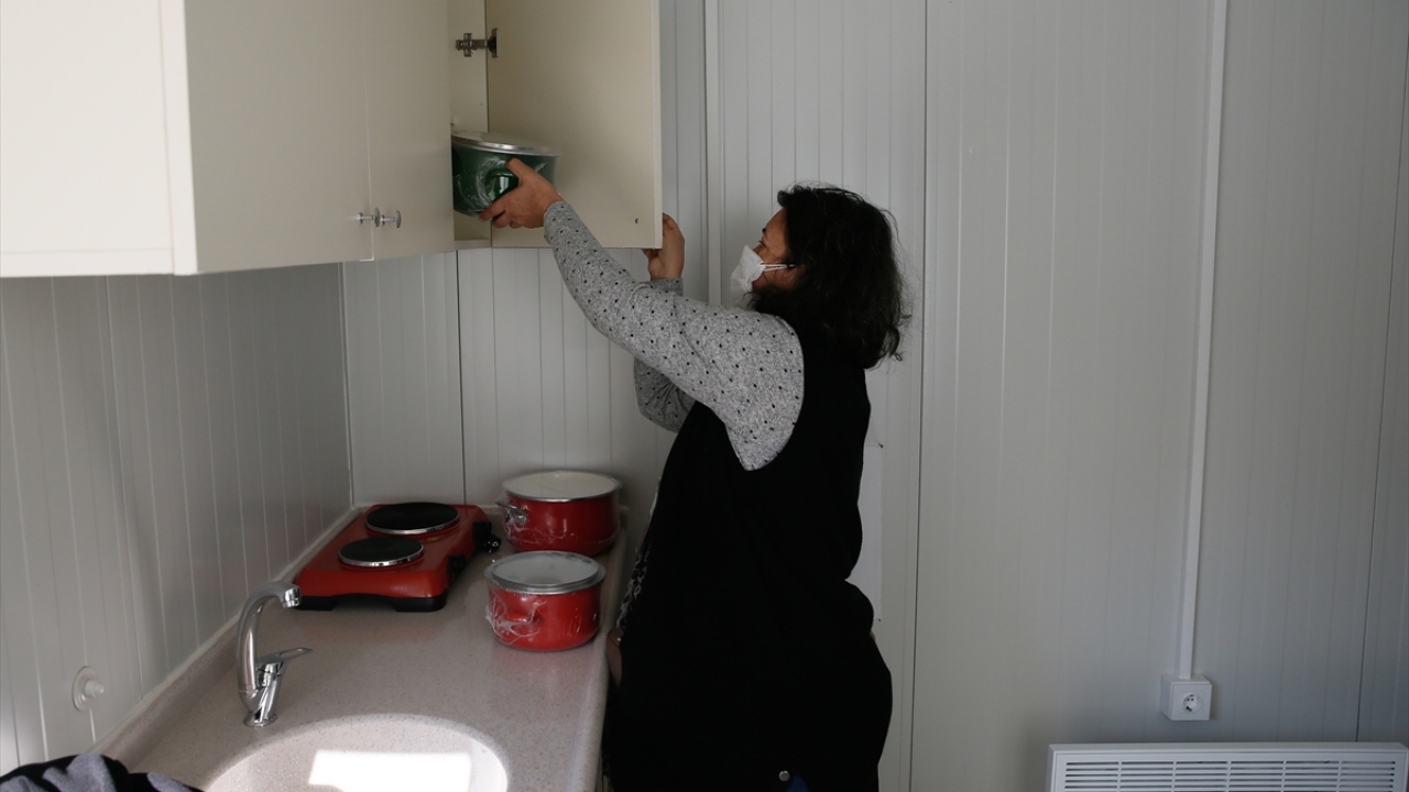 Bu süreçte herkesten yardım gördüklerini anlatan Temel, "Depremin ardından devletimizin tüm kurumları, AFAD, Türk Kızılay bizim yanımızda oldu. Allah razı olsun. Çok büyük yardımlar oldu." dedi.