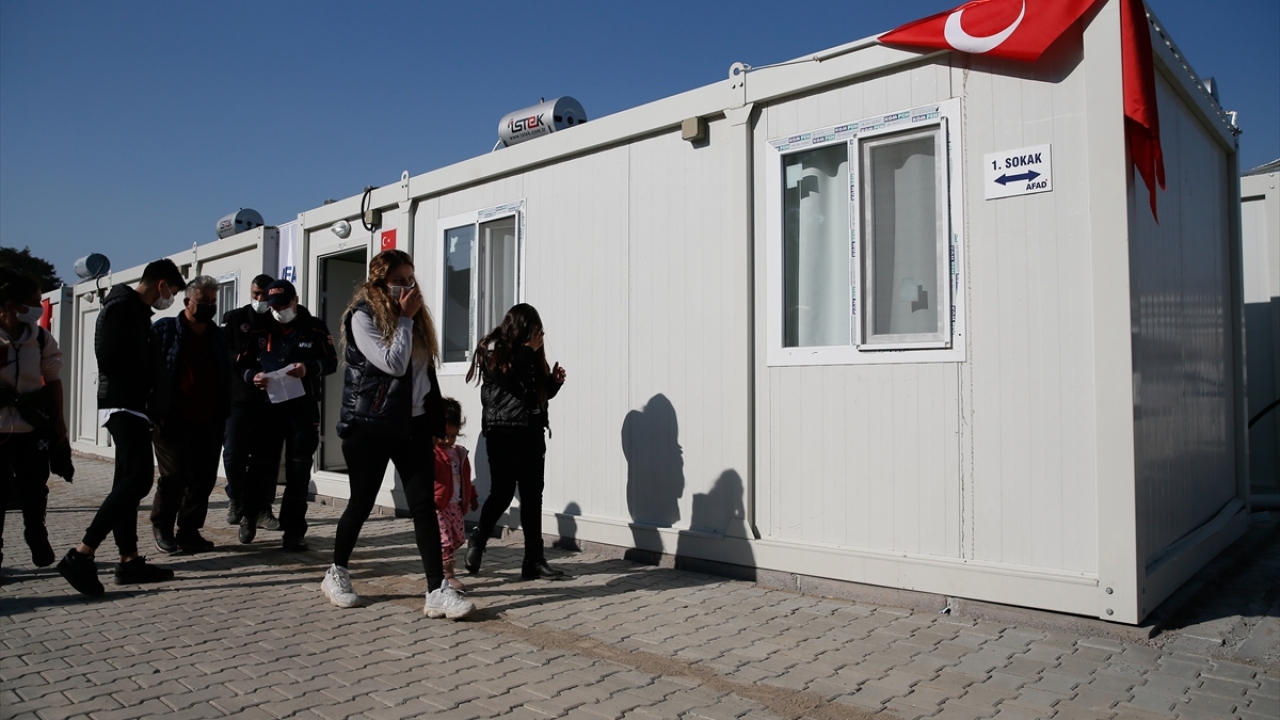 Geçici barınma merkezinde bulunan bir sokağa Rıza Bey Apartmanı enkazından 91 saat sonra kurtarılan Ayda`nın diğerine ise Doğanlar Apartmanları enkazından 65 sonra çıkarılan Elif`in ismi verildi.