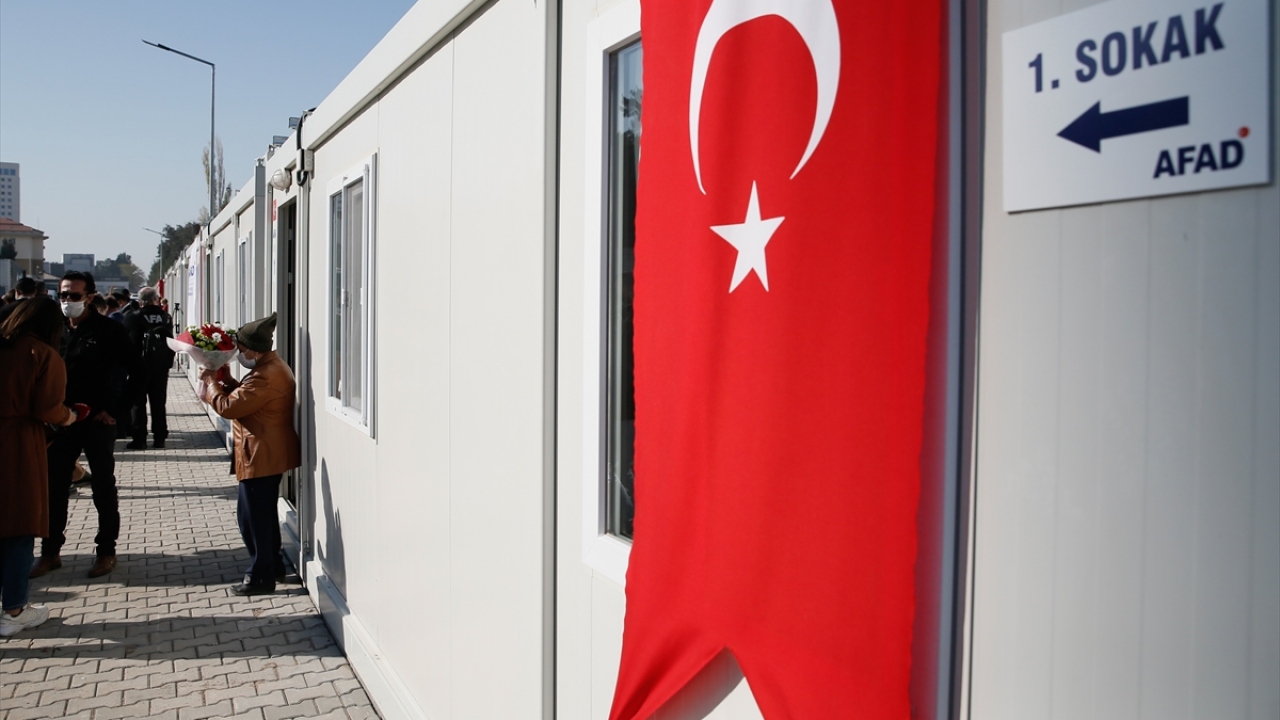 Merkezde kalan öğrenciler için Milli Eğitim Bakanlığı tarafından mobil EBA Destek Aracı görevlendirildi. Depremzede öğrenciler içinde internet ve bilgisayarın bulunduğu araçta eğitimlerine devam etme imkanı bulacak.