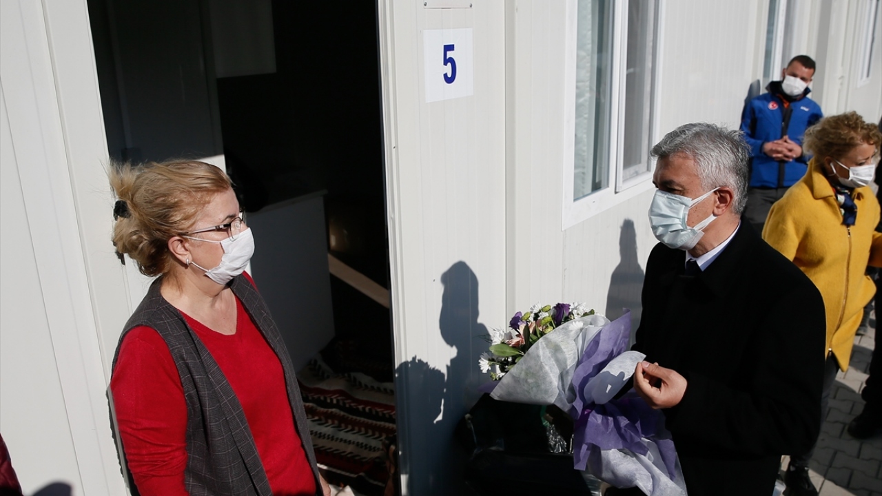 Arıcan, gazetecilere yaptığı açıklamada, İzmir`in ağır bir badire yaşadığını, devletin her kurumuyla vatandaşın yanında olduğunu belirtti. 