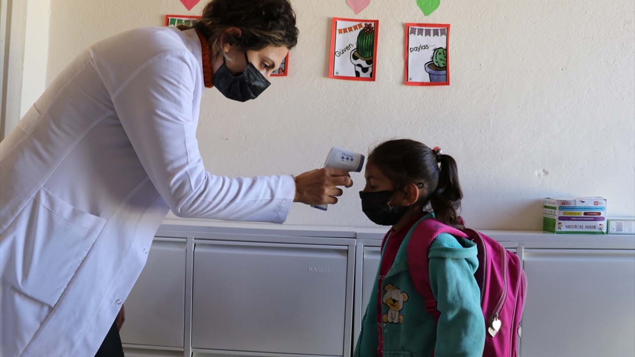 Evli ve bir çocuk annesi Patan, atandığı ana sınıfı olmayan okulda, minik çocukların okul öncesi eğitimlerinden mahrum kalmaması için çalışma başlattı. 