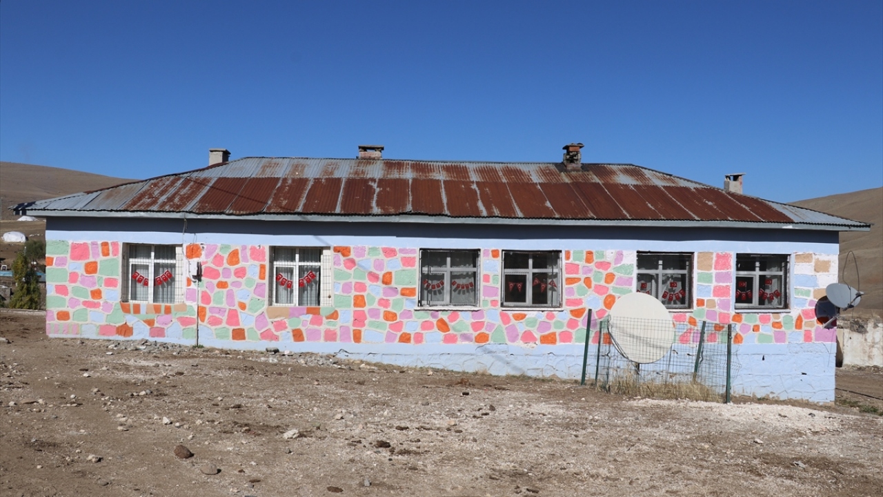 Sınıfı oyuncaklarla donattı