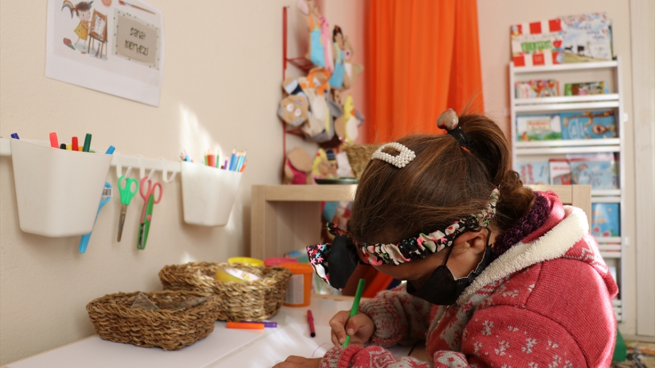 Öğretmen Duygu Patan, yaptığı açıklamada, 13 öğrencisi olduğunu ve onlara en iyi şekilde eğitim vermek için elinden geleni yapmaya çalıştığını söyledi.