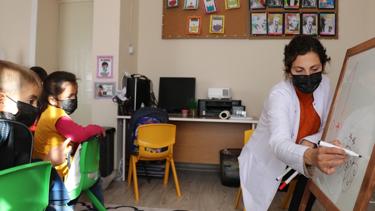 Özellikle köy okulunda çalışmak istediğini ve öğrencileriyle çok mutlu olduğunu ifade eden Patan, şöyle konuştu: