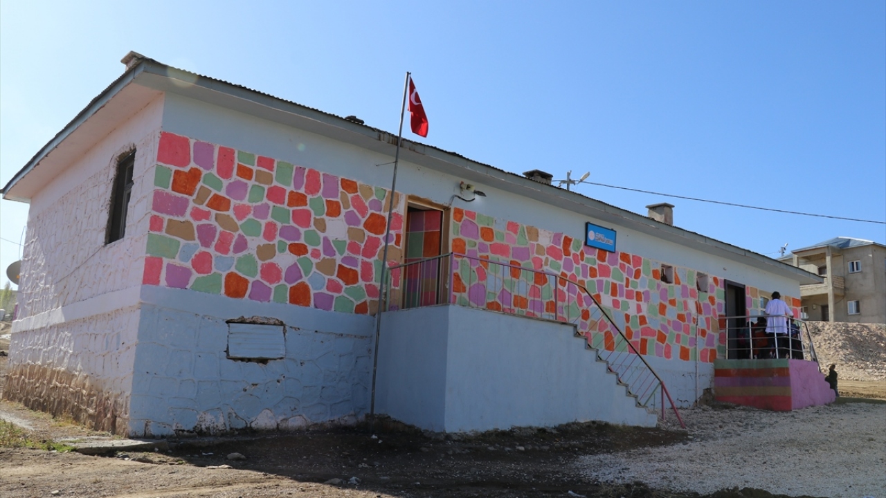Patan, hayırseverlerin de desteğiyle okulun dışını rengarenk boyayıp çamur olmaması için bahçeye mıcır döktüklerini belirterek sınıfın içini de en güzel şekilde hazırladıklarını anlattı.