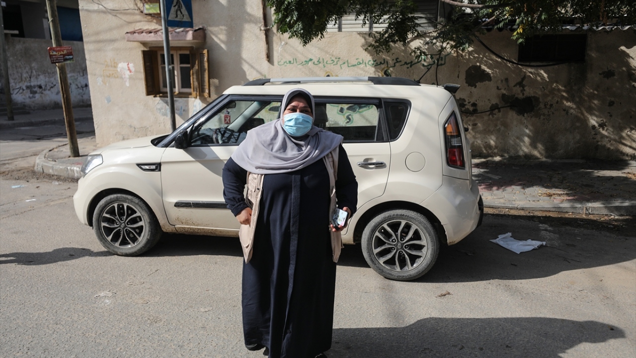 Bir arkadaşının önerisi üzerine direksiyon başına geçen 5 çocuk annesi Abu Jibba, Gazze Şeridi`nde ilk kadın taksi şoförü oldu.