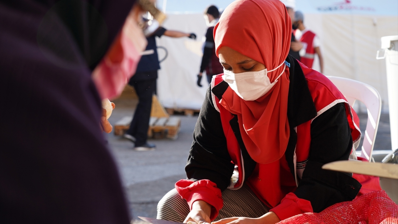 AFAD koordinasyonunda yaklaşık 9 bin gönüllü ve 300 çalışanıyla sahada görev yapan Türk Kızılay ekiplerinde Türkiye`ye üniversite eğitimi almak için gelen yabancı uyruklu öğrenciler de bulunuyor.