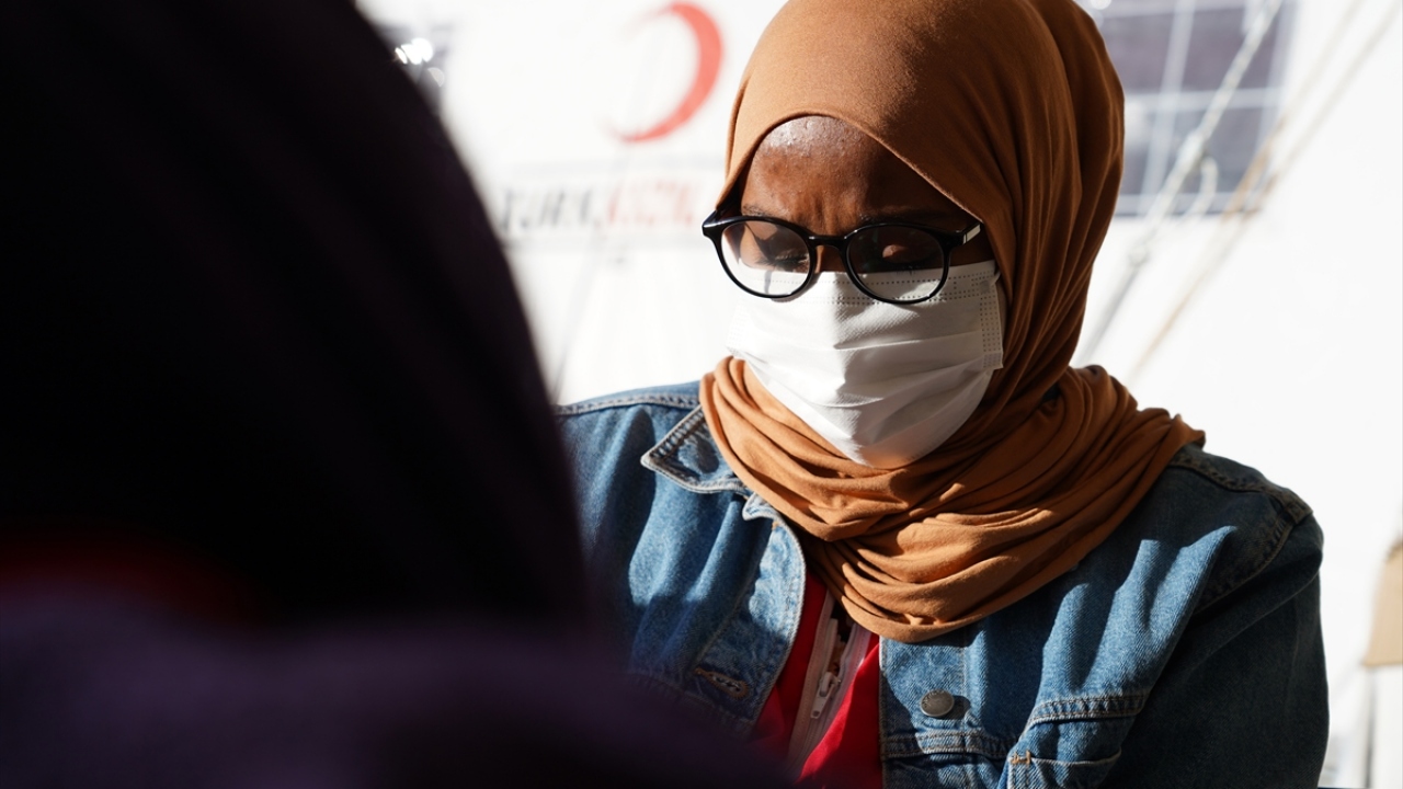 Azerbaycan, Somali, Yemen, Suriye, Mısır ve Afganistan uyruklu öğrenciler, depremin ilk gününden bu yana İzmir`deki depremzedelerin acılarını hafifletmek için görev yapıyor.