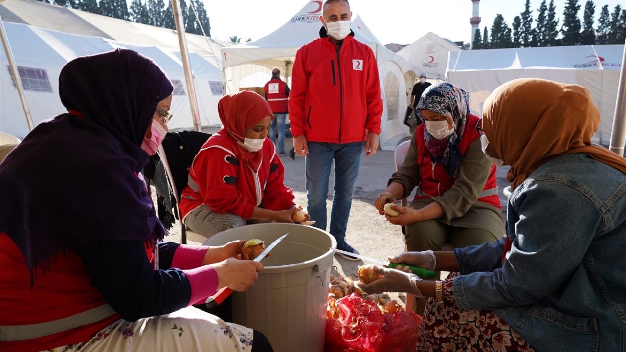 İzmir`de 30 Ekim`de meydana gelen 6,6 büyüklüğündeki depremin ardından Türk Kızılay ekiplerinin çadır kentlerde depremzedelere yönelik hizmetleri hız kesmeden devam ediyor.