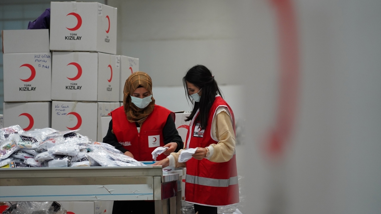 Yardım deposunda görev yaptığını belirten Aliyev, "İnsanların moralleri çok bozuk. Gönüllü olarak onlara destek vererek biraz da olsa onların yüzünü güldürmeye çalışıyorum." dedi.