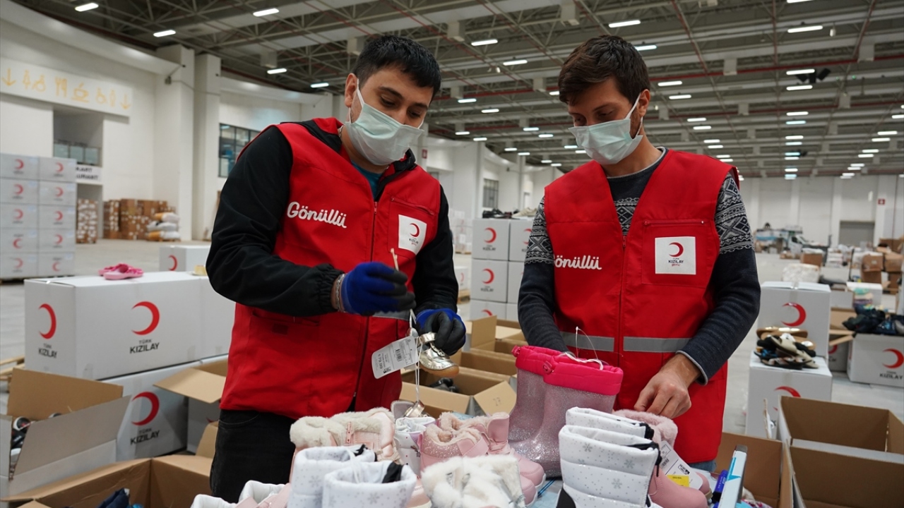 Somalili Fatima Abdi ise Uşak Üniversitesi Kamu Yönetimi Bölümü`nde eğitim gördüğünü, depremzedelere yardım edebildiği için mutlu olduğunu dile getirdi.