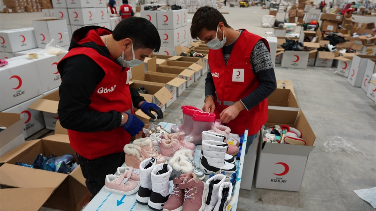 Abdi, "Yardım deposunda çalıştım, aşevinde görev yaptım. İnsanlara yardım etmek çok güzel bir şey, acılar paylaştıkça azalır. Türk Kızılay da bu konuda çok başarılı işlere imza atıyor." diye konuştu. 