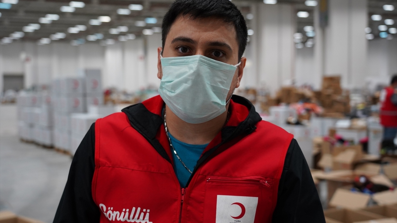 Azerbaycan`dan üniversite eğitimi almak için 2 yıl önce Türkiye`ye gelen Süleyman Aliyev, Uşak Üniversitesi Tarih Bölümü`nde eğitim aldığını, deprem sonrası arkadaşlarıyla Türk Kızılay gönüllüsü olmaya karar verdiklerini anlattı.