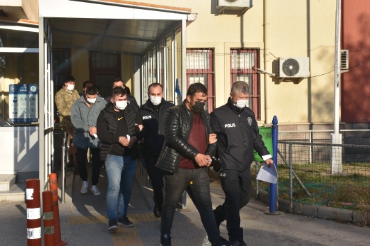 Apartmanlarından üzerlerine şişe attıkları evli çifti darbettikleri ileri sürülen 4 zanlı tutuklandı