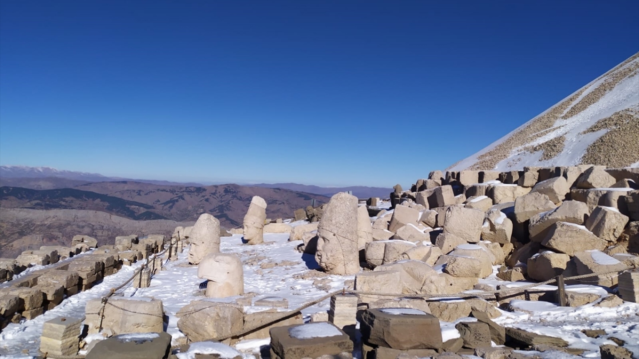 Milli Park Alanı olarak korumaya alınan ve eşsiz heykellerin yanı sıra 2 bin 150 metre yüksekliğiyle, "güneşin doğuşunun ve batışının en güzel izlendiği yer" olarak bilinen Nemrut Dağı`na kışın ilk karı düştü. 