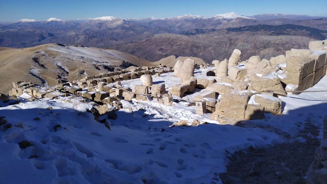 Devasa heykeller, yağan karla birlikte beyaza bürünürken ortaya kartpostallık görüntüler çıktı.