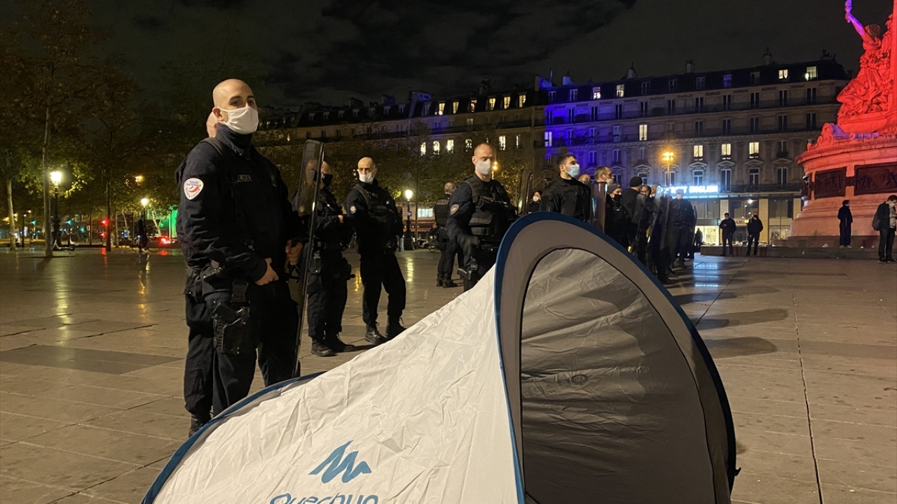 Sığınmacıları meydandan uzaklaştıran güvenlik güçleri, sokak aralarına kaçanlara biber gazıyla müdahale etti ve bir araya gelmelerine izin vermedi.