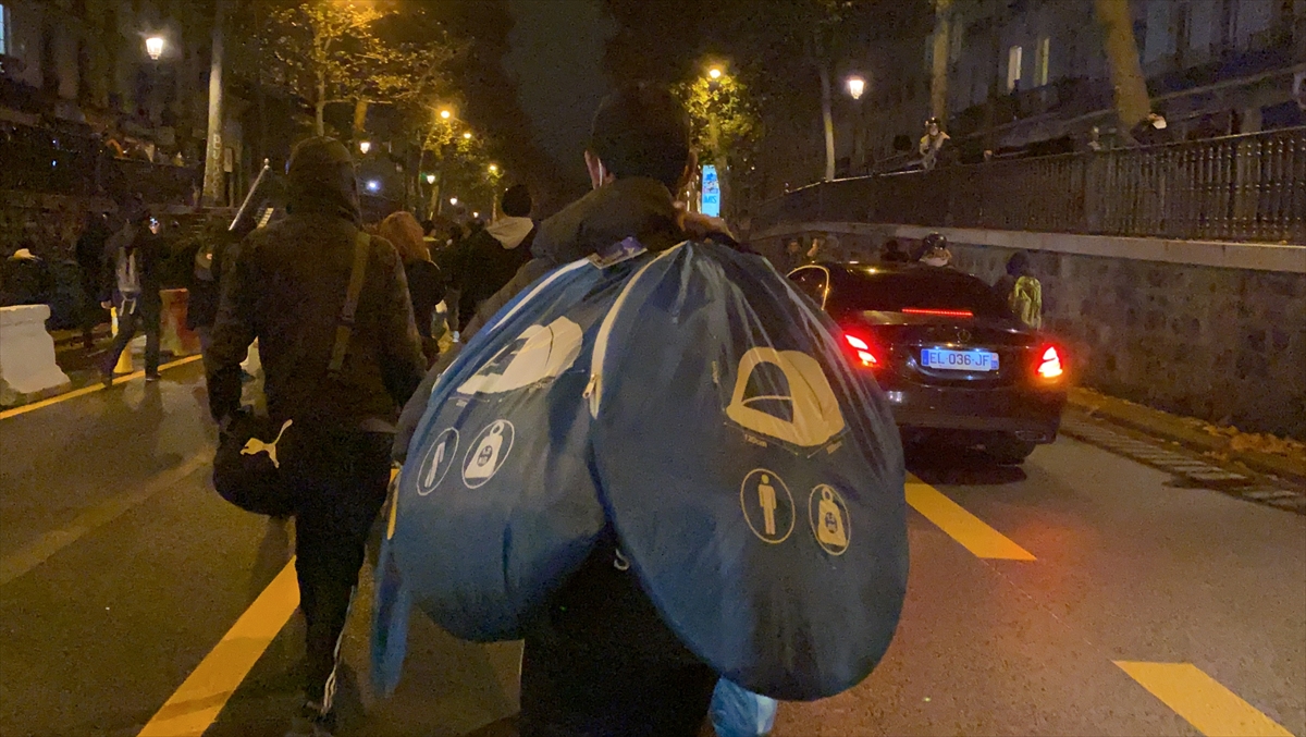 Güvenlik güçleri, uzun bir kovalamacanın ardından Elie Wiesel Tapınağı Meydanı`nda tekrar toplanan sığınmacıları ablukaya aldı.