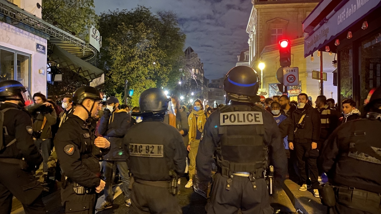 Sığınmacılara destek için gelenler ise müdahalede bulunan polislerle grubun arasına girerek hep bir ağızdan "bırakın uyusunlar" sloganları attı.