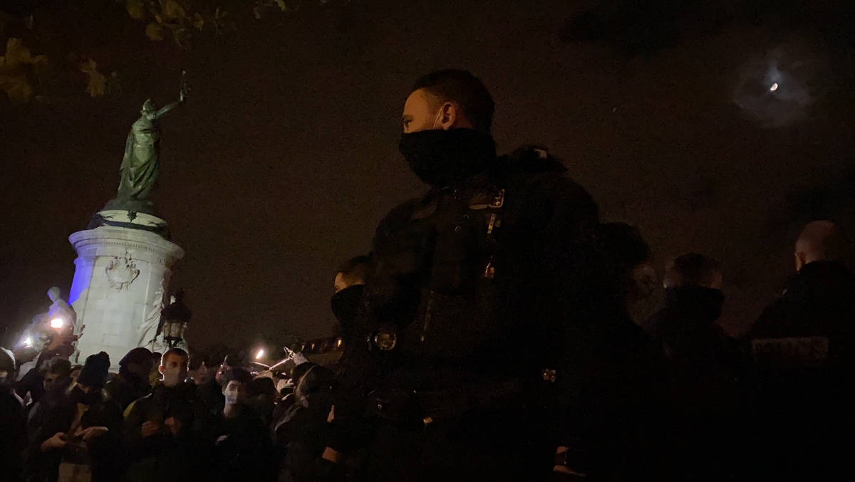 Bir süre misafir olarak Türkiye`de kalan ve Türkçe konuşan Siddiki, "Fransa`da üç aydır parklarda yatıyorum, açım, yanımda hiçbir şey yok. Polis yardımcı olmadığı gibi sürekli bizi kovalıyor." dedi.