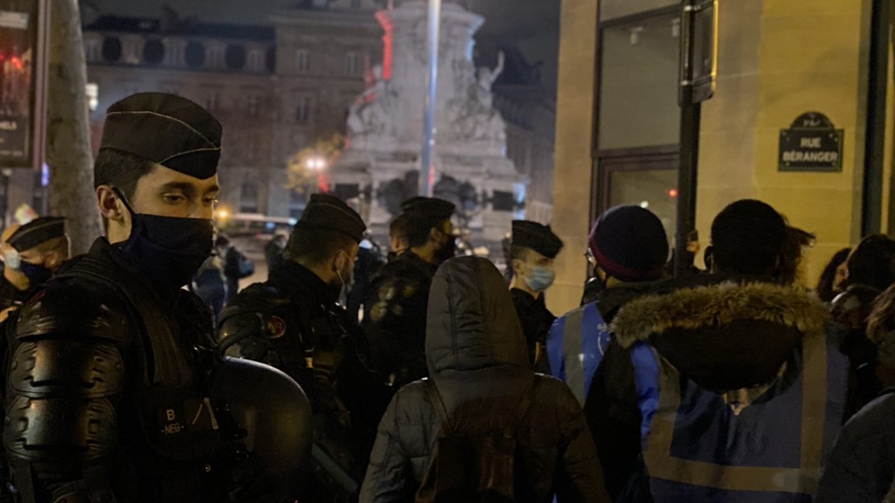Gönüllüler, polisin göçmenlere sert müdahalede bulunduğunu ve çadırlarını parçaladığını anlattı.