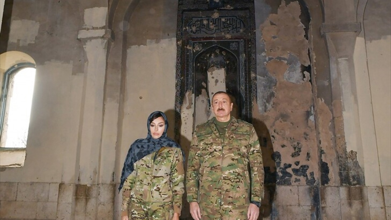 Düşmanı savaş alanında mağlup ederek Ağdam`dan çekilmek zorunda bıraktıklarını vurgulayan Aliyev, Ermenistan güçlerinin burada birkaç savunma hattı kurduğunu anlatıyor.