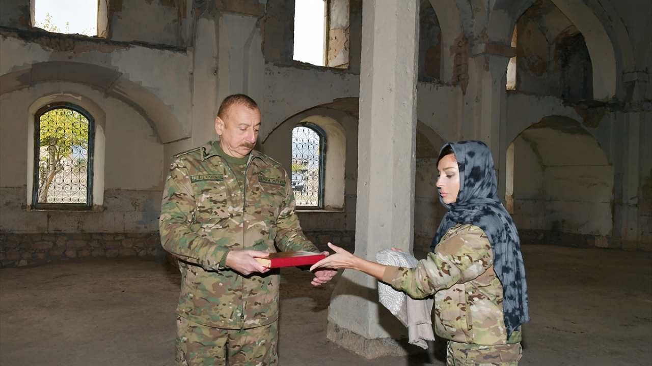 Etrafta bir tek sağlam yapı olmadığına dikkati çeken Aliyev, Ermenistan`ın işlediği savaş suçları nedeniyle hesap vereceğini vurguluyor.