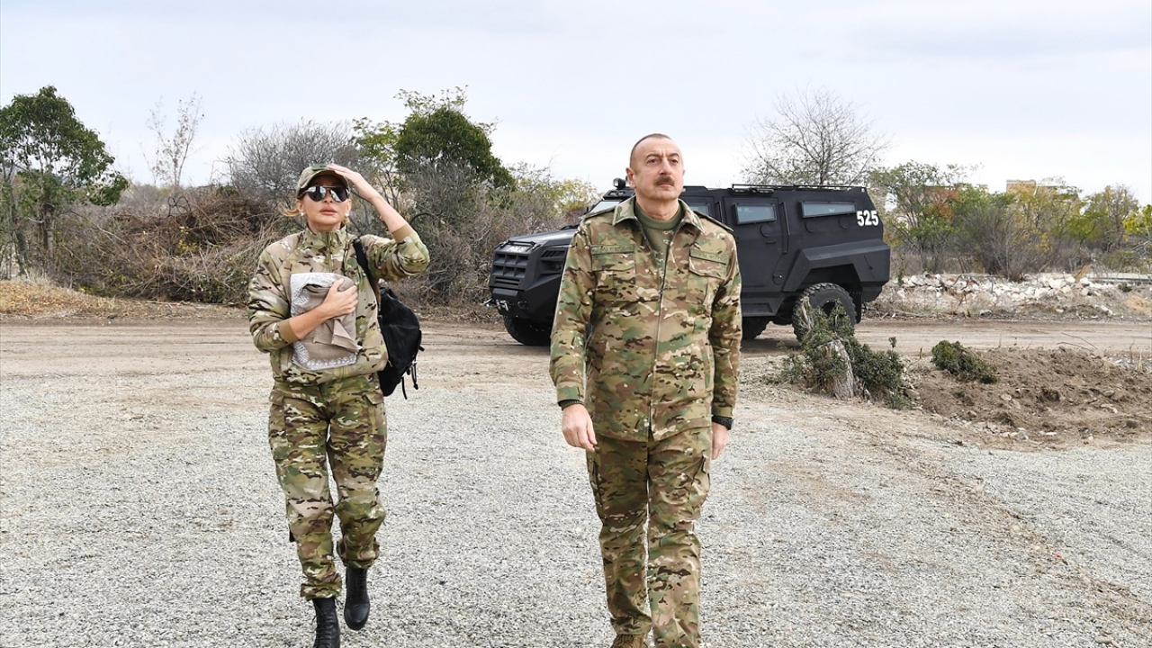 Aliyev`in eşi Mihriban Aliyeva`nın Instagram sayfasından paylaştığı görüntülerde, Cumhurbaşkanı Aliyev`in kendi kullandığı araçla ziyareti gerçekleştirdiği görülüyor.