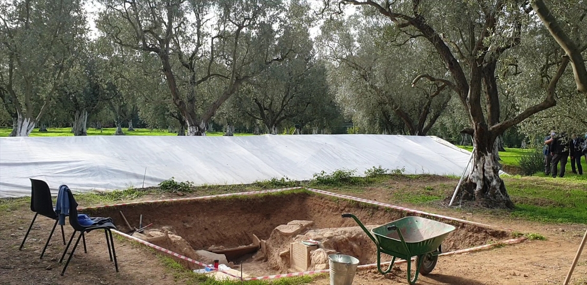 Kazılar sırasında üst kotlarda çocuklara ait çatkı mezarlara, alt kotlarda ise oda mezarlarına rastladıklarını söyleyen İznik Müze Müdürü Ahmet Türkmenoğlu, aynı kazı alanında 5. yüzyıl erken Bizans dönemine ait bir mezar taşı bulunduğunu ifade etti. 