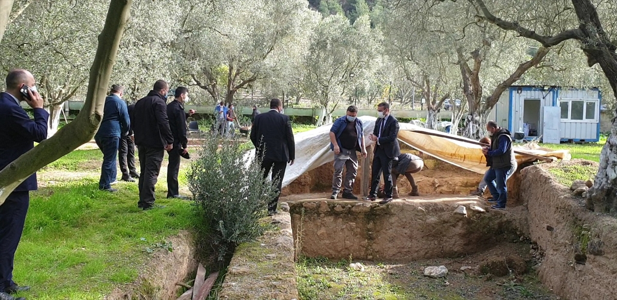 Türkmenoğlu, baba-oğula ait olduğu anlaşılan mezar taşındaki yazının dikkat çekici olduğunu söyledi. 