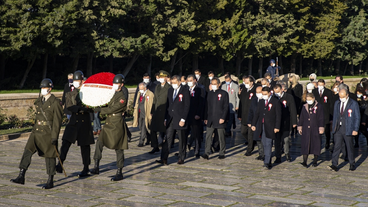 Bakan Selçuk ve beraberindeki Bakanlık bürokratları ile öğretmenlerden oluşan heyetle Aslanlı Yol`dan yürüyerek Gazi Mustafa Kemal Atatürk`ün mozolesine geldi. 