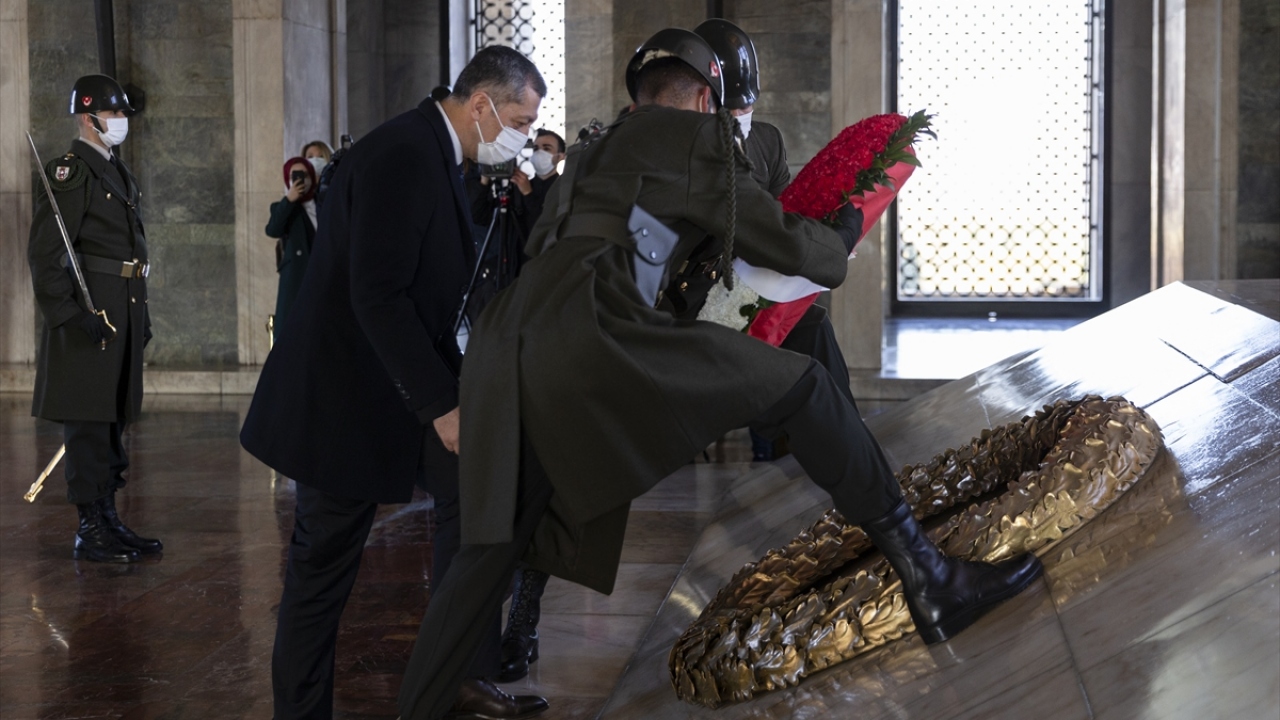 Bakan Selçuk`un mozoleye çelenk bırakmasının ardından saygı duruşunda bulunuldu.