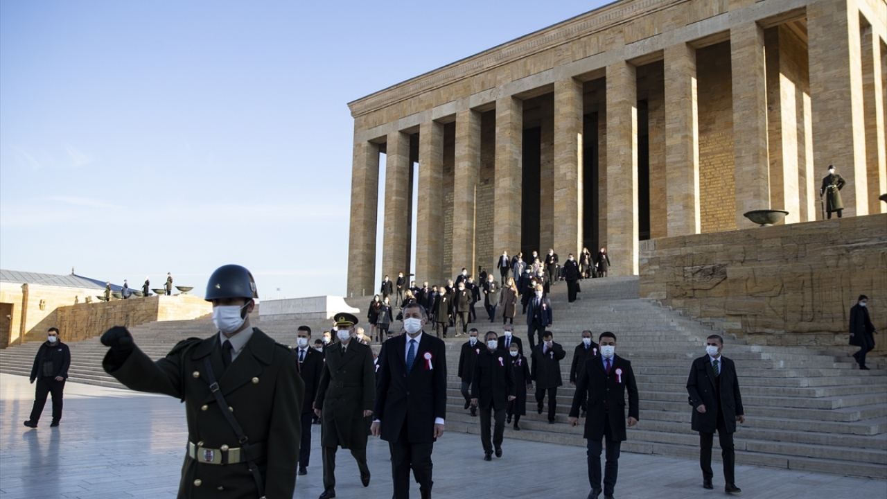 Milletin bahşettiği yüce görevi, millet ve tüm insanlık için ilim ışığında sürdürmeye, tüm gayret ve gücüyle devam edeceklerini belirten Selçuk, şunları kaydetti: