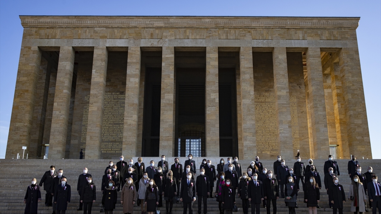 Selçuk, daha sonra Anıtkabir merdivenlerinde öğretmenlerle hatıra fotoğrafı çektirdi.