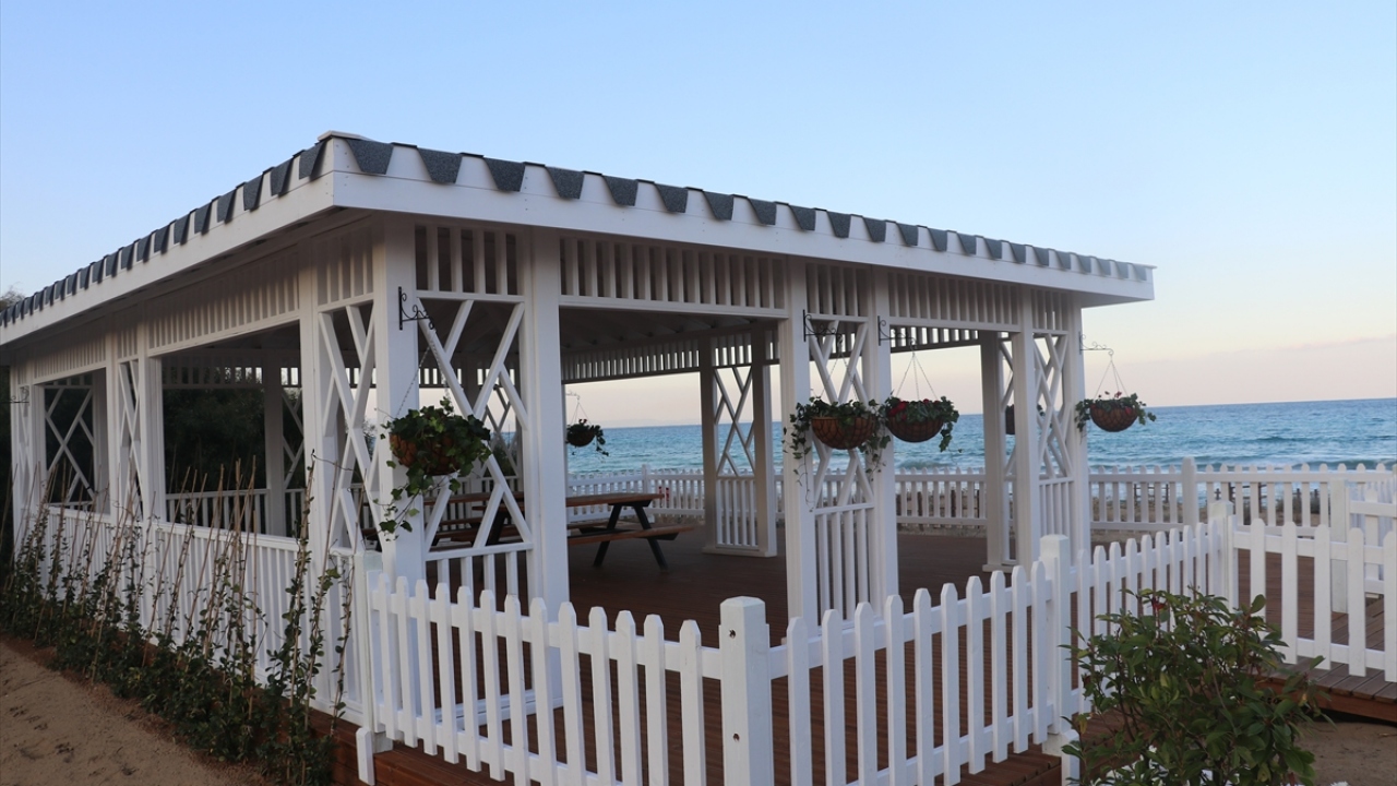 Rum, İngiliz ve diğer uyruklardan birçok kişi de ziyaret etti