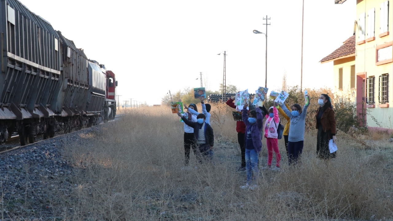 Ailesinin yanında Kamu Personel Seçme Sınavı`na hazırlanan Yılmazçelik, yeni tip koronavirüs (Covid-19) salgını nedeniyle okuldan uzak kalan öğrencilerin resim yeteneğini geliştirmek için çalışma yaptı.