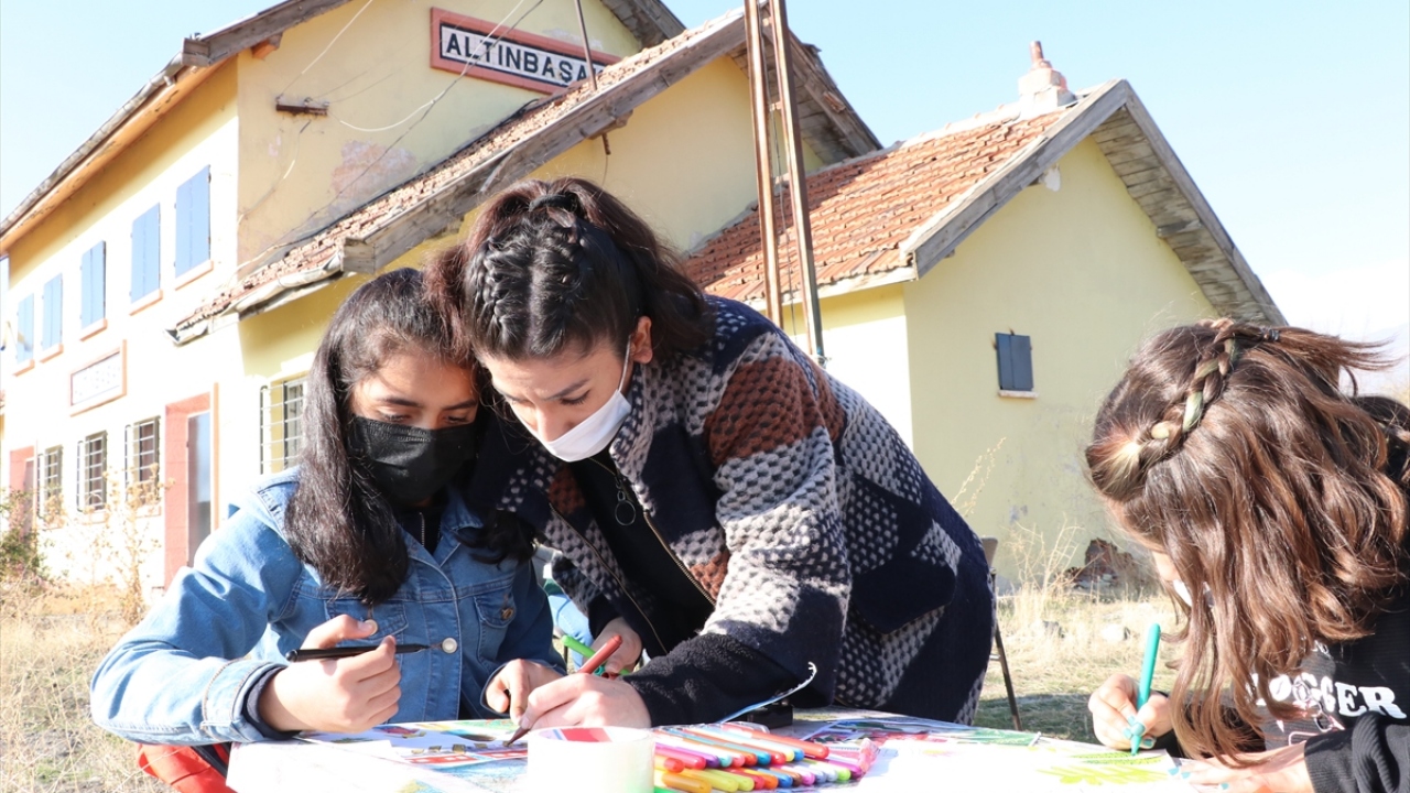 Tuğçe Yılmazçelik, yaptığı açıklamada, Kovid-19 sürecinde uzaktan eğitime geçen ve farklı etkinliklere ihtiyaç duyan öğrencilerin, her zamankinden daha fazla öğretmenlerini yanlarında görmek istediklerini söyledi.