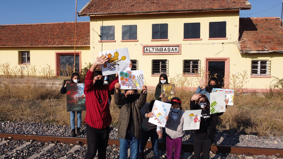 Hayatında hiç trene binmeyen ve bunun özlemini çeken öğrenciler, trenlerin geçtiği ama durmadığı istasyonda hem resim yapıyor hem de trene el sallayarak özlem gideriyor. 