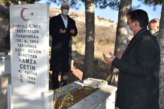 Şehit öğretmen Hamza Çetin mezarı başında anıldı