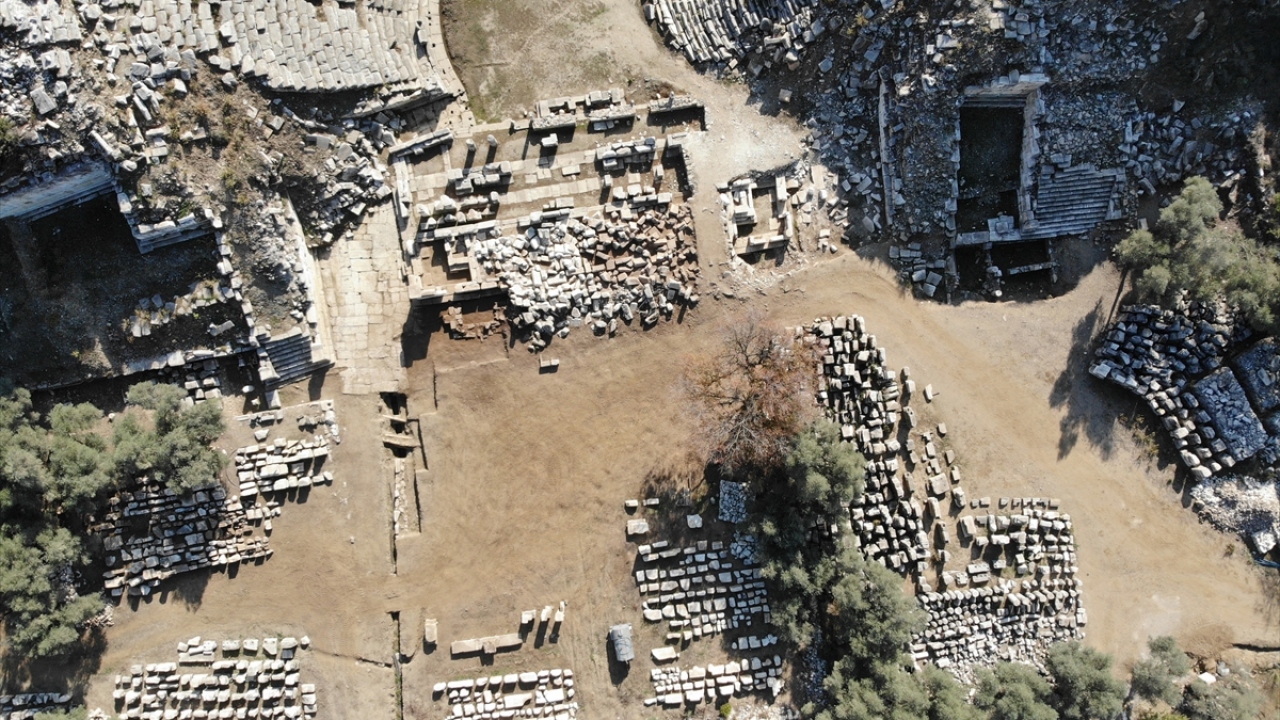 Helenistik, Roma, Bizans, Beylikler, Osmanlı ve Cumhuriyet dönemlerine ait eserlerin bir arada olduğu Stratonikeia Antik Kenti`ndeki bu kazı çalışmalarında 2 bin 200 yıllık antik tiyatronun sahne binasının bulunduğu alanda mitolojik masklara ulaşıldı.