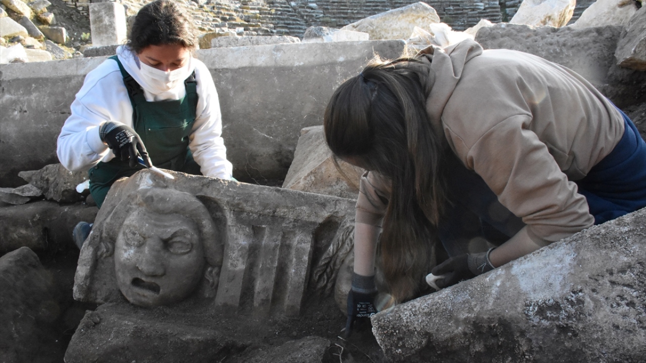 Kazı çalışmalarının devam ettiği antik tiyatroda 2 bin 200 yıl öncesine ait maskların bulunduğunu anımsatan Söğüt, kazıların antik tiyatroda sahne binasının bulunduğu alanda devam ettiğini kaydetti.