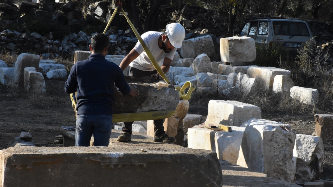 Söğüt, masklarda o dönem tiyatroda oynanan oyunların maskları ile antik döneme ait tanrı ve tanrıça betimlemeleri ve hayvan figürlerinin yer aldığı bilgisini verdi.