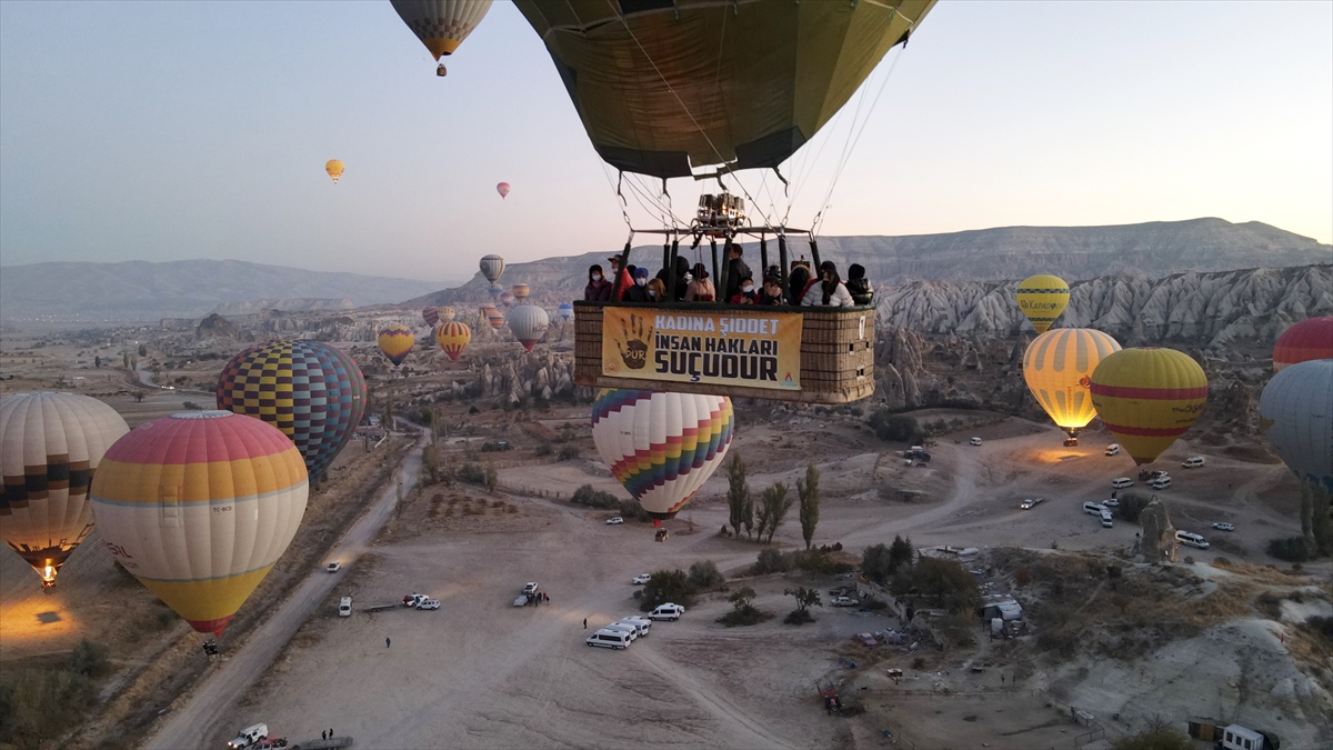 Nevşehir Valiliğinden yapılan açıklamaya göre, sıcak hava balonlarının sepetlerine valilik tarafından hazırlanan çeşitli afişler asıldı.