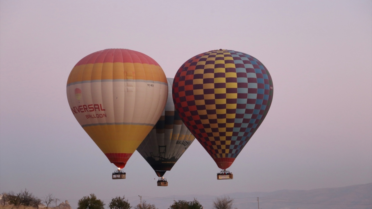 Sıcak hava balonları, "Kadına değil, şiddete el kaldırın", "Kadına şiddet insanlık suçudur", "Şiddet gördüğümde ya da tanık olduğumda korkmuyorum, sessiz kalmıyorum" yazılı afişlerle Göreme beldesinden gökyüzüne yükseldi.