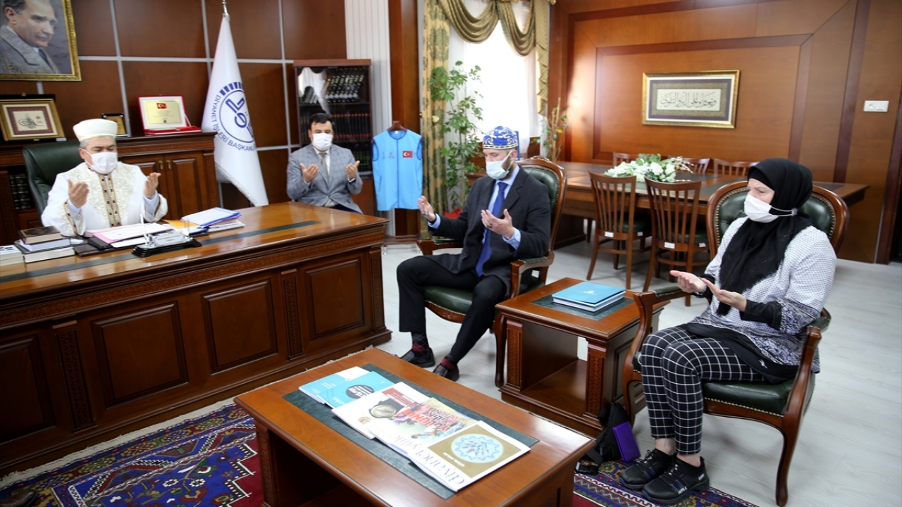 Anne ve oğlu, konakladıkları otelin çevresindeki minarelerden yükselen ezan seslerini duyduklarında Müslüman olmaya karar verdiler.