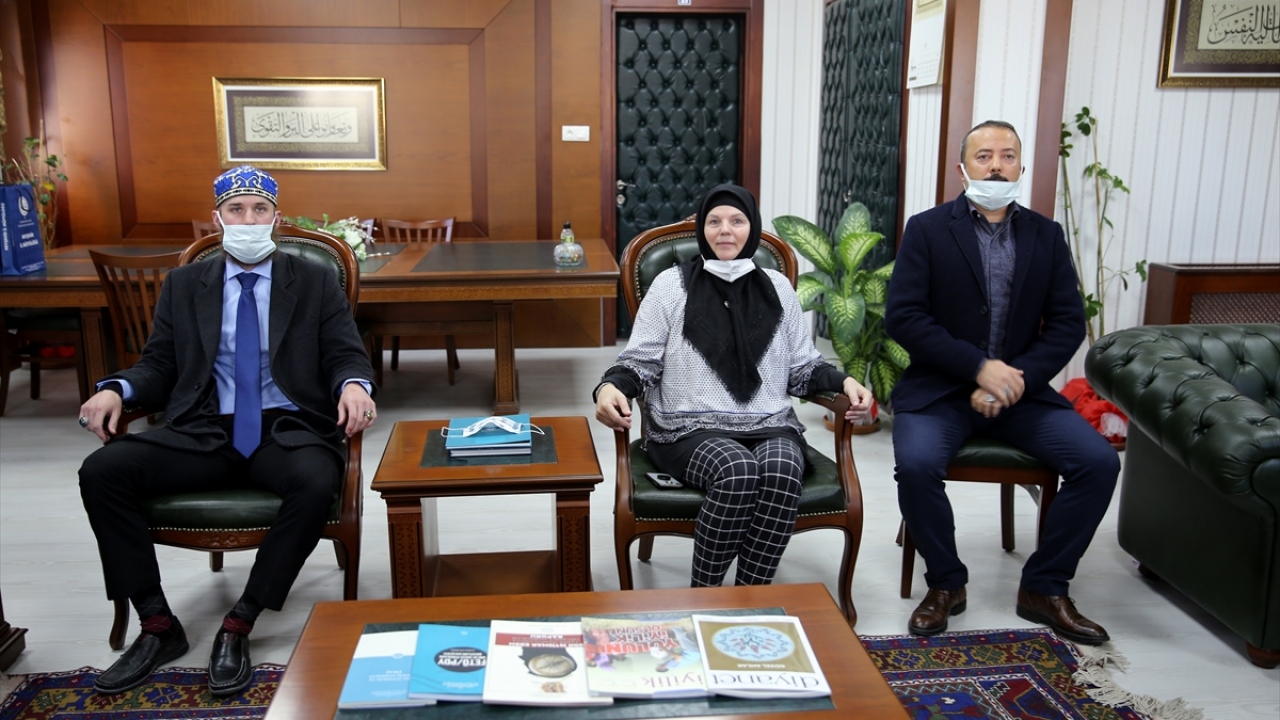 Nevşehir İl Müftüsü Ahmet Celalettin Altunkaya`nın makamında gerçekleştirilen ihtida törenine katılan ABD`li anne "Aliye Nur", oğlu da "Zekeriya Davud" ismini alarak şehadet getirip Müslüman oldu.